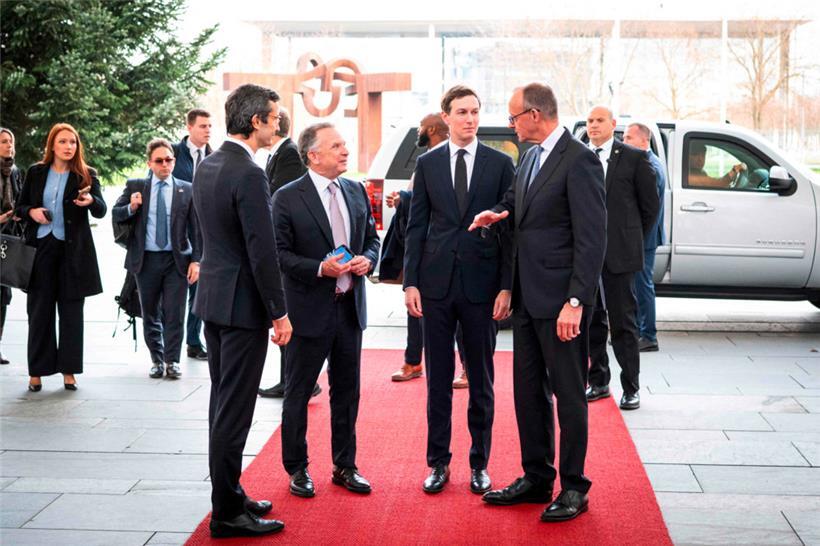 Deutschlands Bundeskanzler hat am Sonntag den ukrainischen Präsidenten und die Gesandten von US-Präsident Donald Trump, Steve Witkoff und Jared Kushner, in Berlin empfangen
