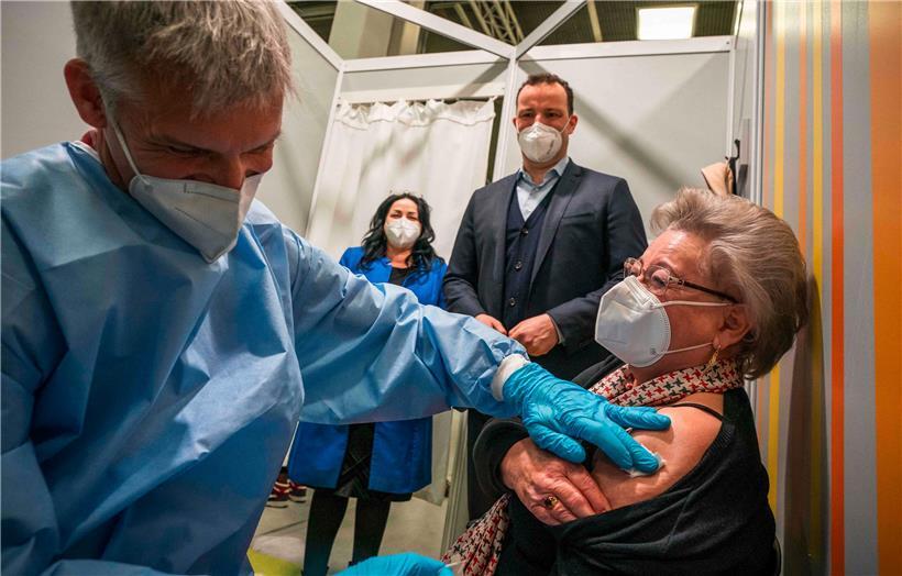 Deutschlands Gesundheitsminister Jens Spahn – hier bei einem Besuch in einem Berliner Impfzentrum – will Geimpften wieder mehr Freiheiten gestatten
