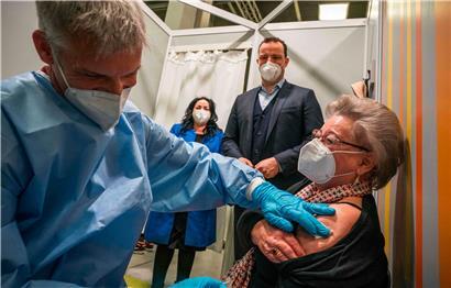 Deutschlands Gesundheitsminister Jens Spahn – hier bei einem Besuch in einem Berliner Impfzentrum – will Geimpften wieder mehr Freiheiten gestatten

