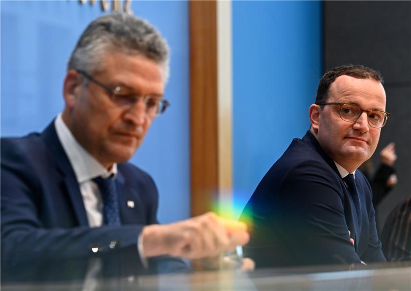 Deutschlands Gesundheitsminister Jens Spahn (r.) überlässt anderen – wie hier Lothar Wieler, Leiter des deutschen Robert-Koch-Instituts (RKI) – das Ankündigen schlechter Nachrichten
