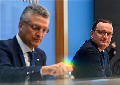 Deutschlands Gesundheitsminister Jens Spahn (r.) überlässt anderen – wie hier Lothar Wieler, Leiter des deutschen Robert-Koch-Instituts (RKI) – das Ankündigen schlechter Nachrichten
