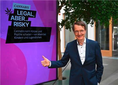 Deutschlands Gesundheitsminister Karl Lauterbach hat sein Cannabisgesetz durchs Kabinett gebracht
