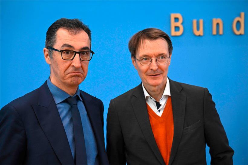 Deutschlands Gesundheitsminister Karl Lauterbach (r.) und Landwirtschaftsminister Cem Özdemir haben gestern ihre Pläne zur Legalisierung von Cannabis in Deutschland vorgelegt, die noch für viel Diskussion sorgen werden
