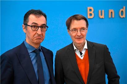 Deutschlands Gesundheitsminister Karl Lauterbach (r.) und Landwirtschaftsminister Cem Özdemir haben gestern ihre Pläne zur Legalisierung von Cannabis in Deutschland vorgelegt, die noch für viel Diskussion sorgen werden
