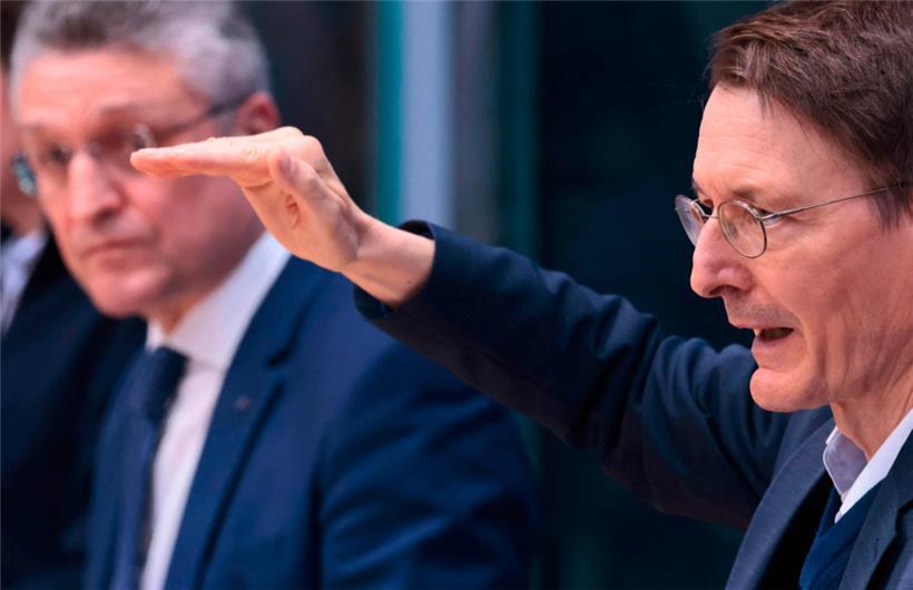 Deutschlands Gesundheitsminister Karl Lauterbach will keinen eigenen Vorschlag für eine Impfpflicht ausarbeiten – die Opposition spricht von „politischem Kabarett“
