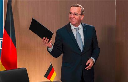 Deutschlands Verteidigungsminister Boris Pistorius nach der Unterzeichnung eines Abkommens mit anderen europäischen Staaten über die Entwicklung europäischer Langstreckenraketen
