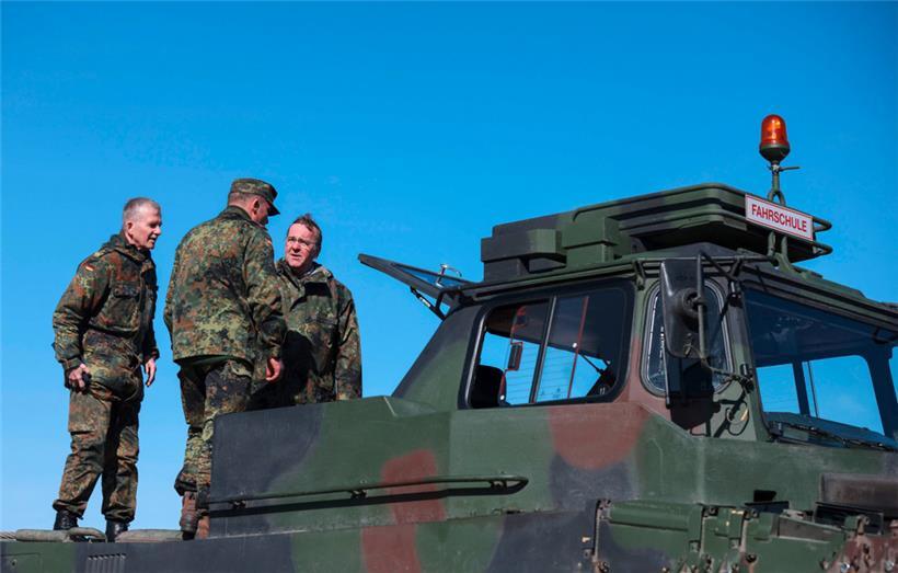 Deutschlands Verteidigungsminister Boris Pistorius (r.) steht mit Bundeswehrangehörigen auf einem Schulungsfahrzeug auf Basis des Panzers Leopard 2 A4 auf dem Truppenübungsgelände in Mahlwinkel bei Magdeburg: Die ukrainischen Streitkräfte werden zunehmend aus deutschen Waffenschmieden versorgt
