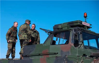 Deutschlands Verteidigungsminister Boris Pistorius (r.) steht mit Bundeswehrangehörigen auf einem Schulungsfahrzeug auf Basis des Panzers Leopard 2 A4 auf dem Truppenübungsgelände in Mahlwinkel bei Magdeburg: Die ukrainischen Streitkräfte werden zunehmend aus deutschen Waffenschmieden versorgt
