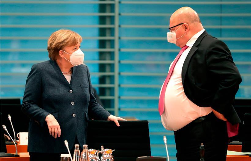Deutschlands Wirtschaftsminister Peter Altmaier (r.) im Gespräch mit seiner Förderin Angela Merkel
