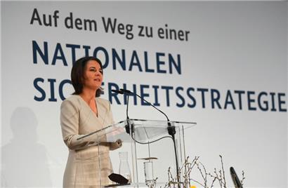 Deutschlands grüne Außenminister Annalena Baerbock gab gestern den Startschuss zur Ausarbeitung einer „umfassenden nationalen Sicherheitsstrategie“
