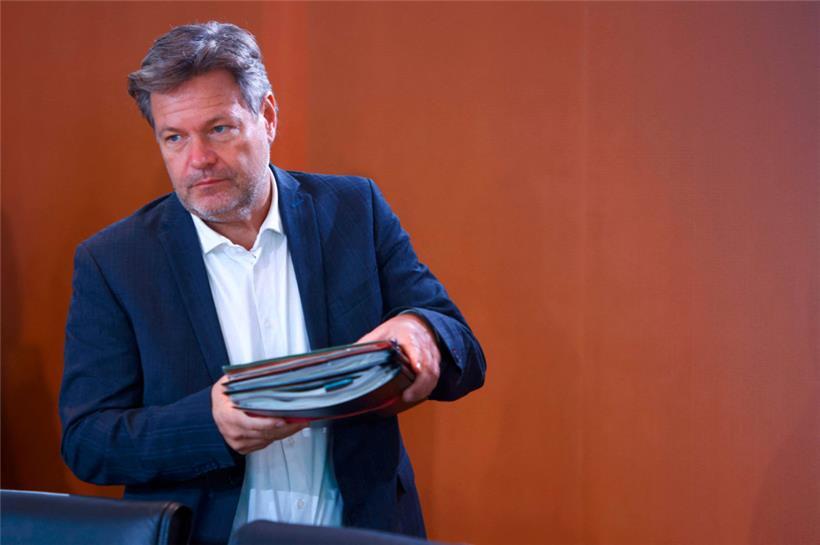 Deutschlands grüner Wirtschaftsminister Robert Habeck lehnt eine Aussetzung der Schuldenbremse ab, weiß aber auch nicht, wo zusätzliche Milliarden herzuholen sind, um geplante Investitionen etwa in der Energiewende zu finanzieren
