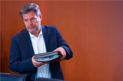 Deutschlands grüner Wirtschaftsminister Robert Habeck lehnt eine Aussetzung der Schuldenbremse ab, weiß aber auch nicht, wo zusätzliche Milliarden herzuholen sind, um geplante Investitionen etwa in der Energiewende zu finanzieren
