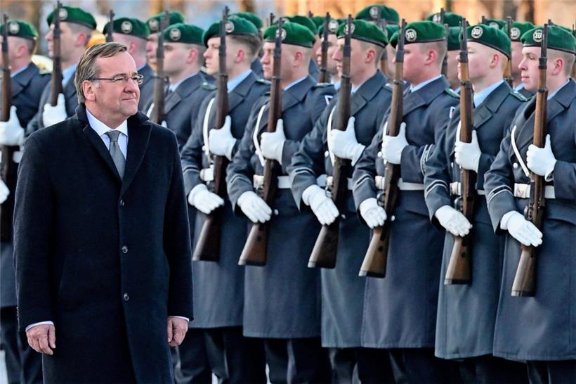 Deutschlands neuer Verteidigungsminister Boris Pistorius wird mit militärischen Ehren an seinem Amtssitz in Berlin begrüßt
