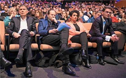 D.g.à d.: Le premier secrétaire du PS Olivier Faure, le conseiller régional d’Ile-de-France Jean-Marc Germain, la porte-parole du PS Lamia El Aaraje et Nicolas Mayer-Rossignol hier assistant à l’ouverture du congrès à Marseille
