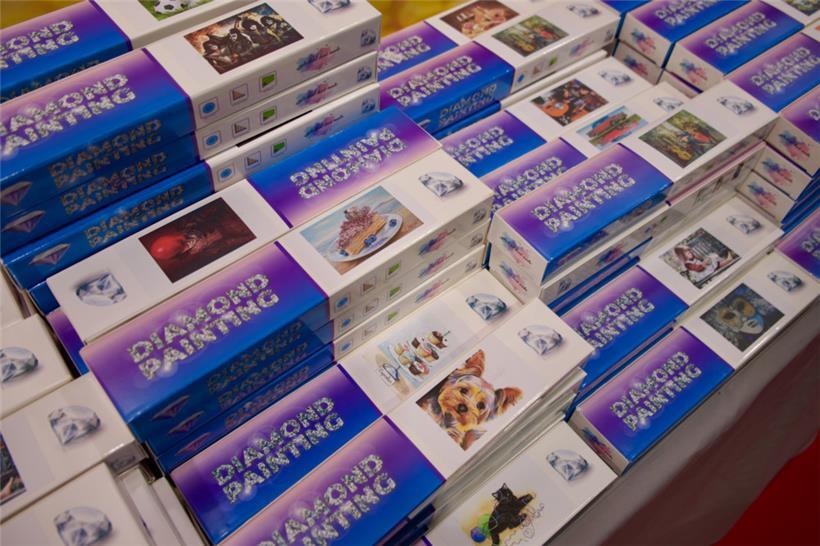 Diamond Painting begeistert durch seine meditative Wirkung und schillernden Erge...