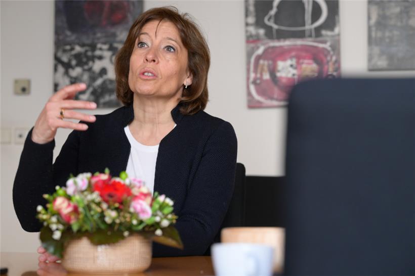 Diane Adehm bei einem Interview im Jahr 2024 – nun soll sie Bürgermeisterin von Hesperingen werden. 
