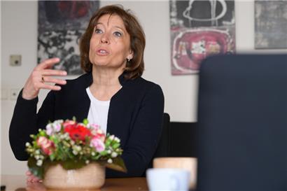Diane Adehm bei einem Interview im Jahr 2024 – nun soll sie Bürgermeisterin von Hesperingen werden. 

