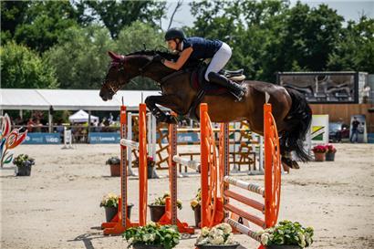 Diane Kettmann (hier auf Siegerpferd First Vleut) gewann die Landesmeisterschaft der Seniors im Springreiten zum zweiten Mal
