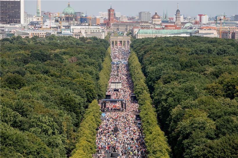 Dicht gedrängt und ohne die Abstandsregeln zu beachten stehen am 1. August Tausende bei einer Kundgebung gegen die Corona-Beschränkungen auf der Straße des 17. Juni. 
