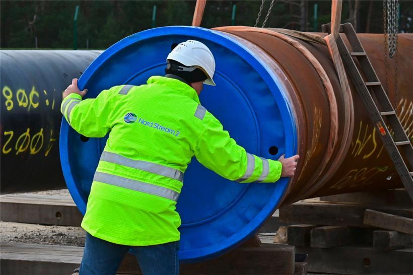 Dicht gemacht: Ein Arbeiter versiegelt 2019 ein Rohr der im Bau befindlichen Pipeline „Nord Stream 2“. Das Projekt wurde von Deutschland kürzlich auf Eis gelegt.
