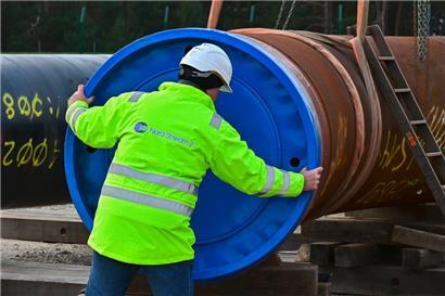 Dicht gemacht: Ein Arbeiter versiegelt 2019 ein Rohr der im Bau befindlichen Pipeline „Nord Stream 2“. Das Projekt wurde von Deutschland kürzlich auf Eis gelegt.
