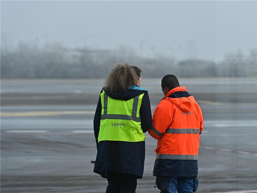 Dichter Nebel am Findel Flughafen reduziert die Sichtbarkeit und beeinflusst den Flugverkehr sichtbar