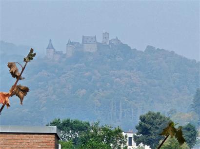 Dichter Rauch hing am Sonntagmittag vor dem Schloss in Burscheid
