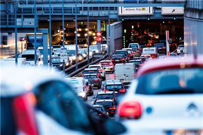 Dichter Verkehr im Berufsverkehr am Morgen
