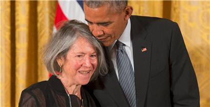 Dichterin Louise Glück wurde 2015 mit der „National Humanities“ Medaille in den USA ausgezeichnet. Nun erhält sie den Literaturnobelpreis. 
