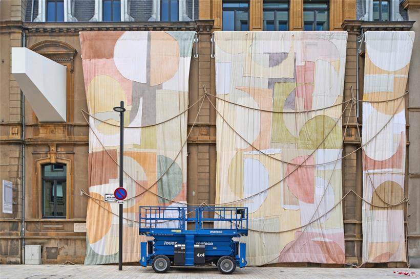 D’ici le mois de janvier, les tableaux d’Adrien Vescovi noués à la façade du Casino auront le temps de prendre des nuances luxembourgeoises
