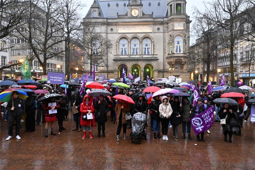 Dick eingepackt und mit bunten Regenschirmen in der Hand trotzten Hunderte stand...