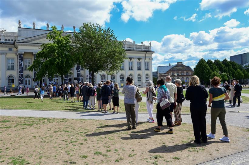 Die 100 Tage währende Weltkunstausstellung feiert Halbzeit. Mehr als 410.000 Besucher sind in Kassel passiert.
