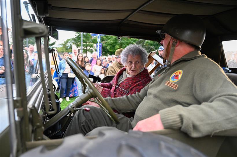 Die 100-jährige Marie Ginter-Bonichaux im Militärjeep
