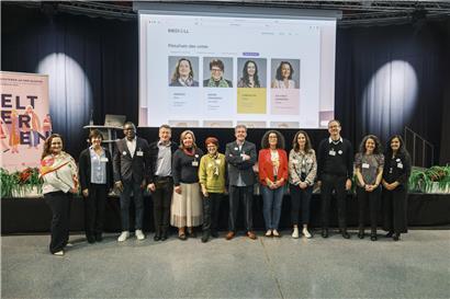 12 gewählte Mitglieder Mandat 2026–2029 posieren im Forum Geesseknäppchen am Samstag für Gruppenfoto