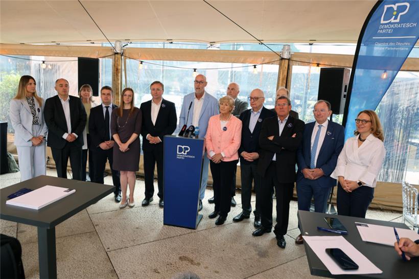 Die 14 Parlamentarier der liberalen Partei bei der Bilanz, hinter dem Pult Fraktionschef Gilles Baum
