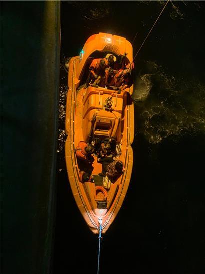 Die 15 Flüchtlinge trieben nach Angaben der Jan De Nul Group bereits mehrere Tage auf dem Meer und waren „geschwächt und unterkühlt“
