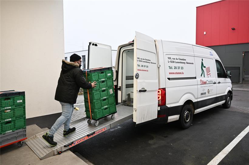 Die 16 Fahrer des „Stëmm Caddy“ holen die Lebensmittel vom Auchan ab, das Küchenpersonal verarbeitet sie und danach werden sie ausgeliefert
