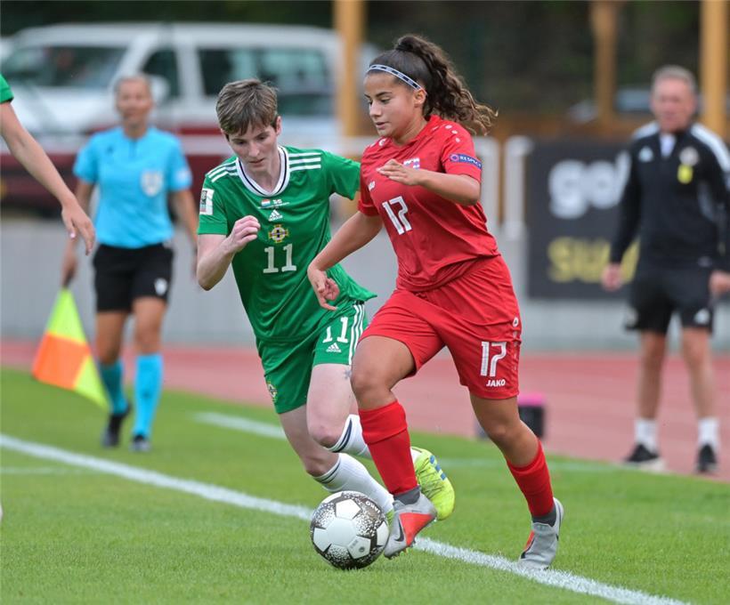 Die 16-jährige Caroline Jorge (r.) stand, genau wie Charlotte Schmit, erstmals in der Startelf eines WM-Qualifikationsspiels
