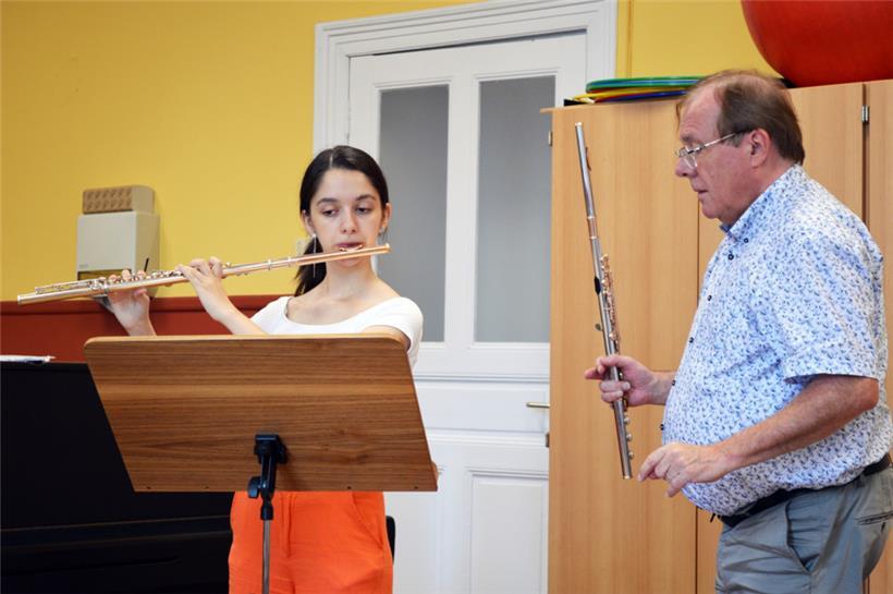 Die 17-jährige Rumänin Emma Ghergemo während einer Unterrichtsstunde mit dem Hauptorganisator des Forums, Carlo Jans, der im Alter von nur sieben Jahren das Flötenspielen für sich entdeckte 
