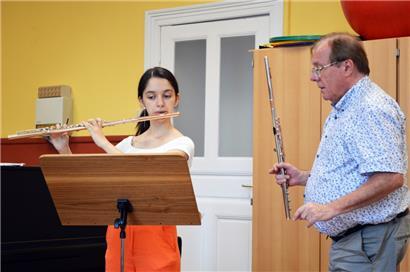 Die 17-jährige Rumänin Emma Ghergemo während einer Unterrichtsstunde mit dem Hauptorganisator des Forums, Carlo Jans, der im Alter von nur sieben Jahren das Flötenspielen für sich entdeckte 
