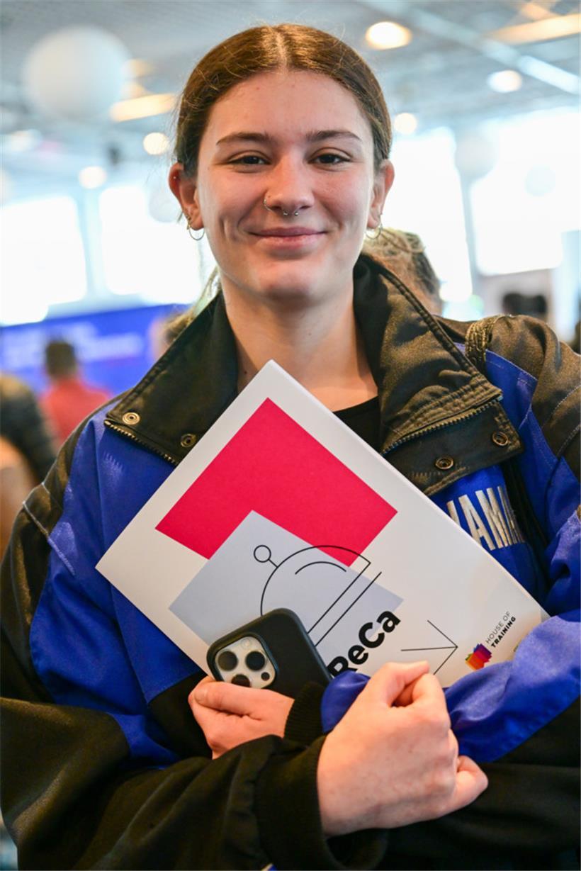 Die 22-jährige Lily hofft auf erste Erfahrungen als Bedienungskraft
