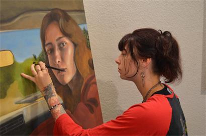 Die 24-jährige Julie Biver aus Schweich belegte 2025 den ersten Platz bei der Bienale für junge Künstler und Kunststudenten der ViArt