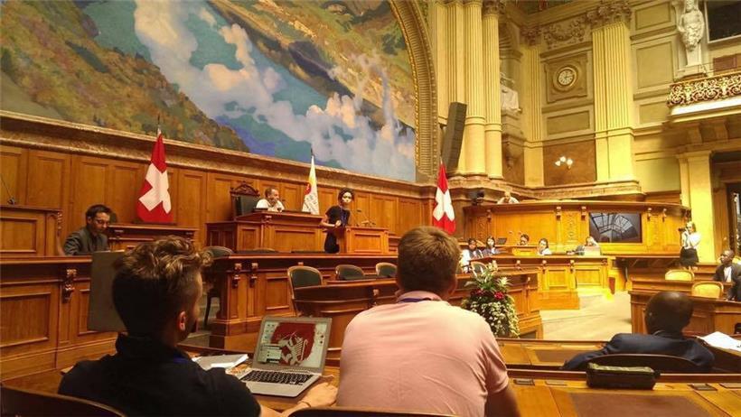 Die 24-jährige Politikerin weiß heute genau, wer sie ist und lässt sich von niemandem mehr sagen, dass sie etwas aufgrund ihrer Hautfarbe nicht schaffen kann
