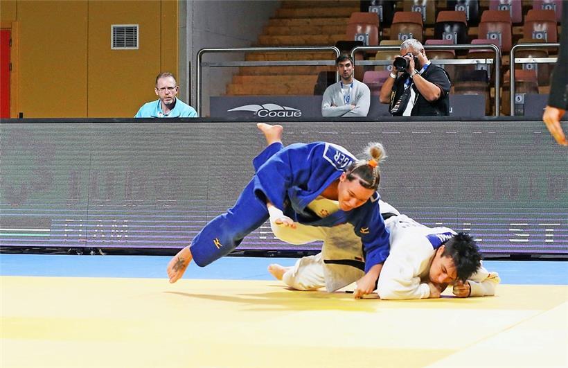 Die 30-jährige Monique Kedinger (in Blau) sicherte sich den Titel bei der ersten...