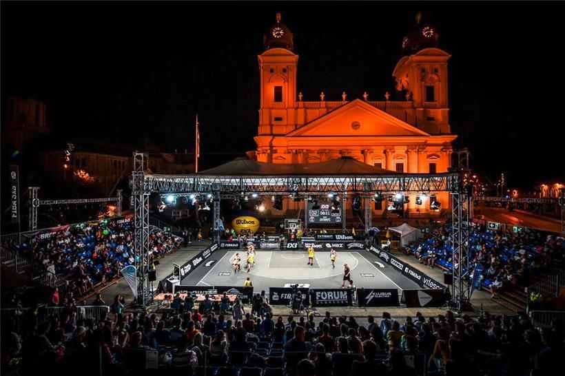 Die 3×3-World-Tour der FIBA machte im vergangenen Jahr Station in der ungarischen Stadt Debrecen, wo man vor prominenter Kulisse spielte
