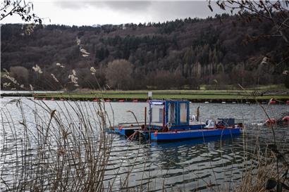 Die 40 Zentimeter dicke Schlammschicht wird mit einem Spezialboot abgetragen
