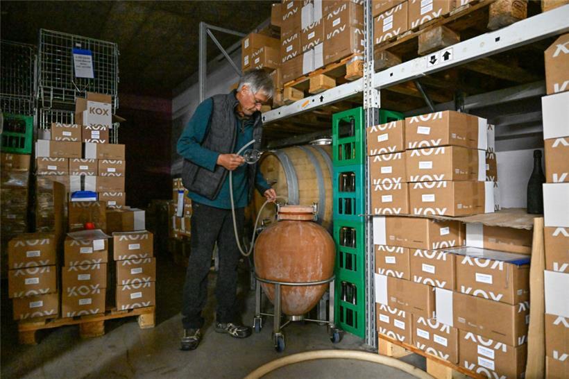 Die 60 Liter Most aus dem Tonbehälter schmecken noch etwas süßer

