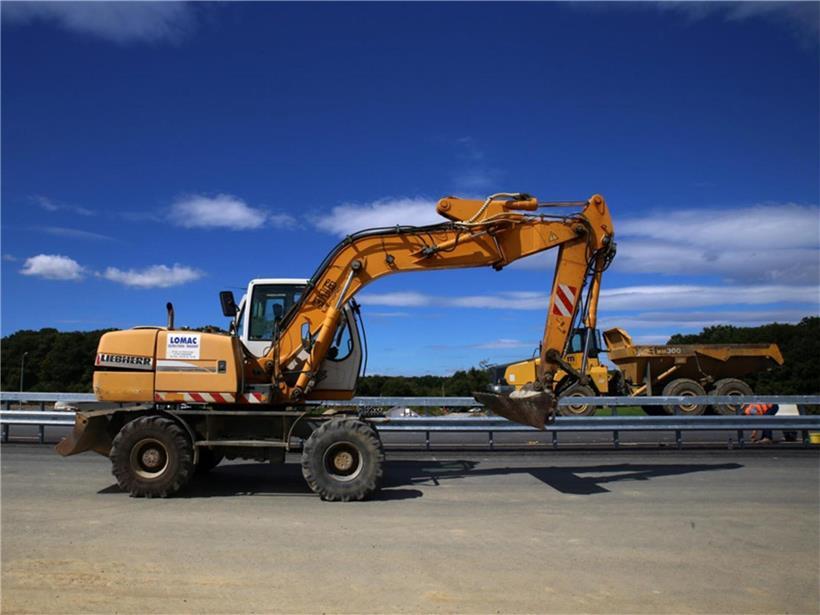 A4 Autobahn Baustelle am Wochenende mit frischer neuer Deckschicht und Straßenarbeiten
