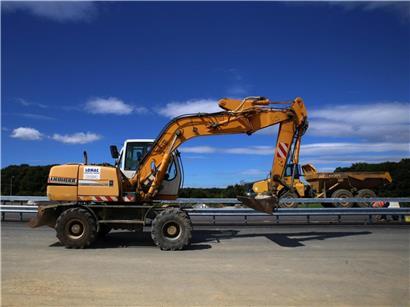 A4 Autobahn Baustelle am Wochenende mit frischer neuer Deckschicht und Straßenarbeiten