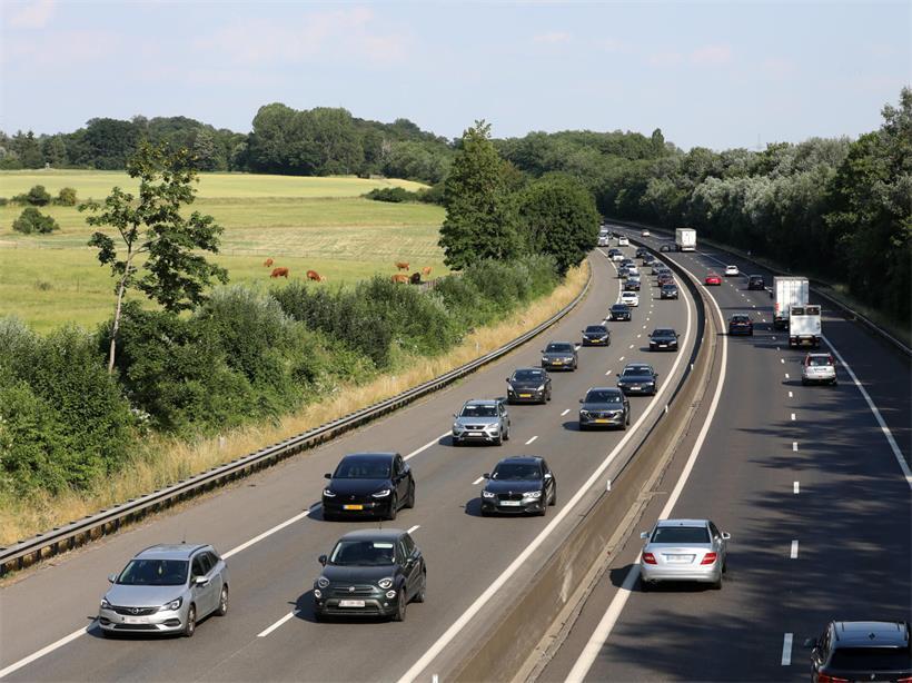 Autobahn A6 bei Capellen Luxemburg mit Blick Richtung Belgien und klarem Himmel